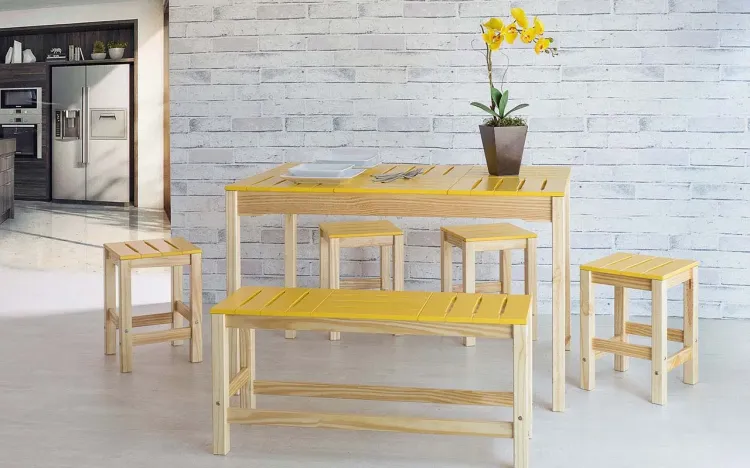SALA DE JANTAR GOURMET DE MADEIRA MACIÇA TAEDA NATURAL COM TAMPO COLORIDO OLGA VERNIZ NATURAL E AMARELO 120X80X75CM