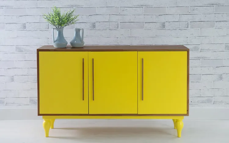 BUFFET PARA SALA PÉS TORNEADOS 3 PORTAS SIDERAL 133X40X79,5 CM - CAPUCCINO AMARELO