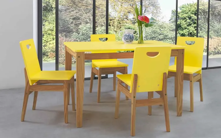 SALA DE JANTAR COM MESA E 4 CADEIRAS TUCUPI ACABAMENTO STAIN NOZES E LACA AMARELO 120CM