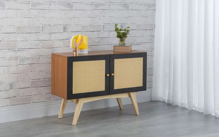ARMÁRIO 2 PORTAS DE RATTAN DOLORES FREIJÓ COM PRETO E TAEDA 90x35x64,7 CM