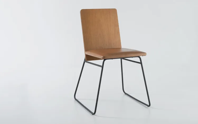 CADEIRA ESTOFADA COM METAL BEND 06 VERNIZ AMÊNDOA E TEC. 029 COURO SINTÉTICO CARAMELO 51X51X81 CM