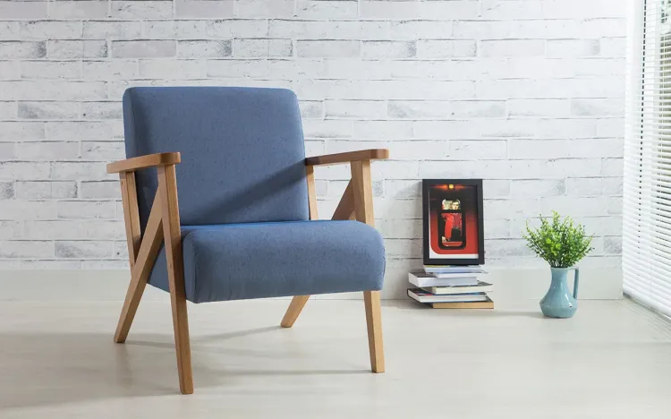 POLTRONA MODERNA DE MADEIRA COM PÉS PALITO ESTOFADA E COM BRAÇOS AZUL CLARO VERNIZ AMENDOA TEC.930 ANIS 72X76X85 CM