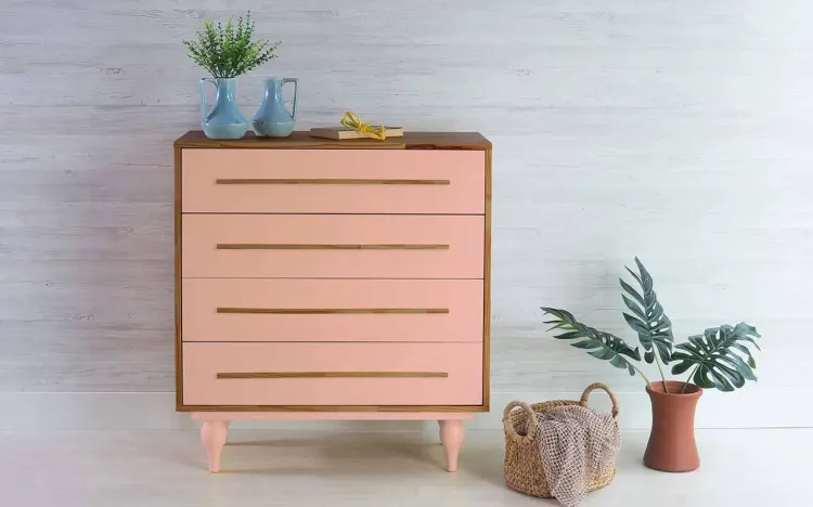 CÔMODA PARA QUARTO DE MADEIRA MACIÇA RETRÔ 4 GAVETAS SIDERAL CAPUCCINO E ROSA BEBÊ 90X40X98CM