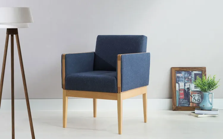 POLTRONA MODERNA DE MADEIRA COM PÉS PALITO ESTOFADA E COM BRAÇOS CHUMBO - VERNIZ AMENDOA \ TEC.997 - MARISCAL - 62X64X83 CM