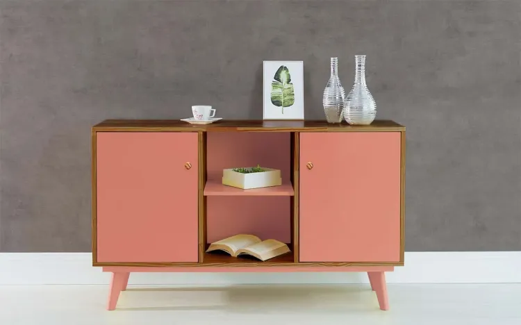 APARADOR BUFFET COM PRATELEIRA E 2 PORTAS PUXADOR BOLINHA CELESTE CAPUCCINO E ROSA CORAL 133X40X79,5 CM