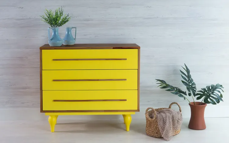 CÔMODA PEQUENA 3 GAVETAS DE MADEIRA MACIÇA RETRÔ SIDERAL CAPUCCINO E AMARELO 90X40X79,5CM