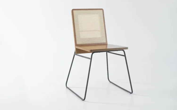CADEIRA ESTOFADA COM METAL E METAL BEND 04 VERNIZ AMÊNDOA E RATTAN 51X51X81 CM