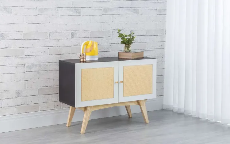 ARMÁRIO BUFFET 2 PORTAS COM RATTAN DOLORES PRETO COM BRANCO E TAEDA 90x35x64,7 CM