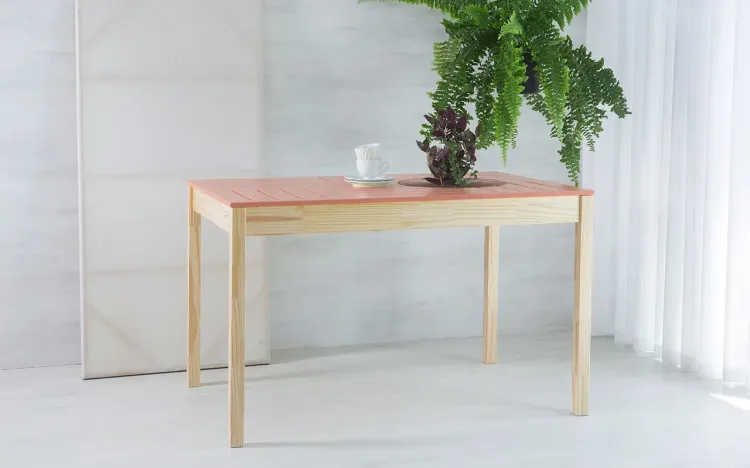 MESA PARA SALA DE JANTAR MADEIRA MACIÇA TAEDA COM TAMPO COLORIDO OLGA VERNIZ NATURAL E ROSA CORAL 120X80X75CM