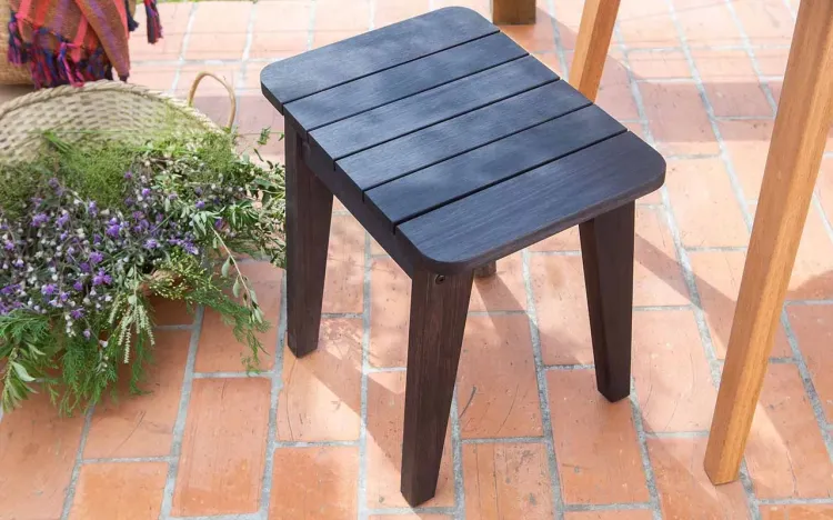 BANQUINHO BAIXO DE MADEIRA HOLZ 45,6X32,5X44,2CM COR PRETA