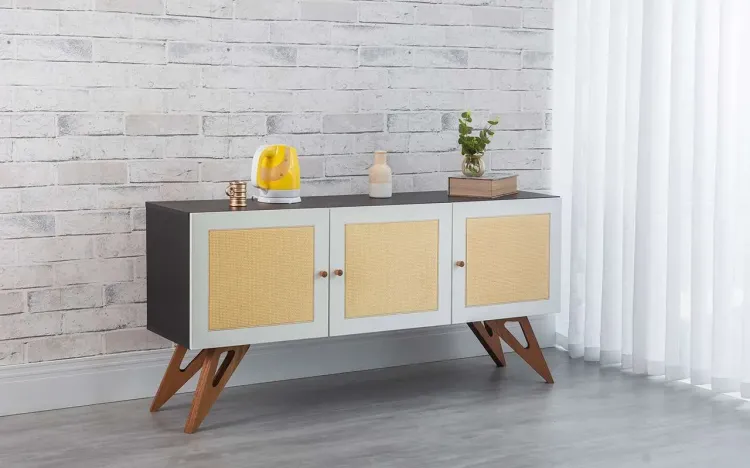 BALCÃO 3 PORTAS COM RATTAN PARA SALA DE JANTAR FREDDIE PRETO COM BRANCO E JATOBÁ 135x35x64,7 CM