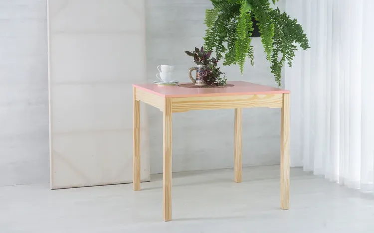 MESA PARA COZINHA COM TAMPO MDF MACIÇO OLGA VERNIZ NATURAL E ROSA BEBÊ 80X80X75CM