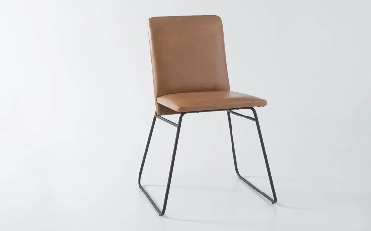 CADEIRA DE METAL COM ASSENTO E ENCOSTO ESTOFADO BEND 07 E TEC. 029 COURO SINTÉTICO CARAMELO 51X51X81 CM