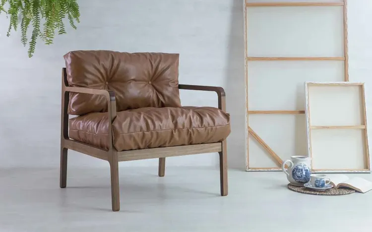POLTRONA PARA SALA DE COURO SINTÉTICO MARROM CANELA FLOCOS VERNIZ CAPUCCINO TEC.1210 MARROM 69X71X79 CM