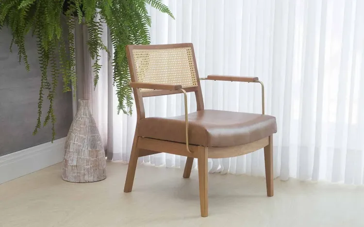 POLTRONA PARA SALA DE COURO SINTÉTICO MARROM LAVANDA AÇO DOURADO VERNIZ AMENDOA TEC.1210 MARROM 63,5X64X78 CM