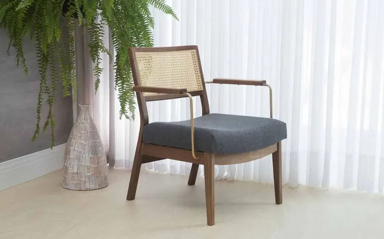 POLTRONA COM BRAÇO DE METAL LAVANDA AÇO DOURADO VERNIZ CAPUCCINO TEC.997 CHUMBO 63,5X64X78 CM