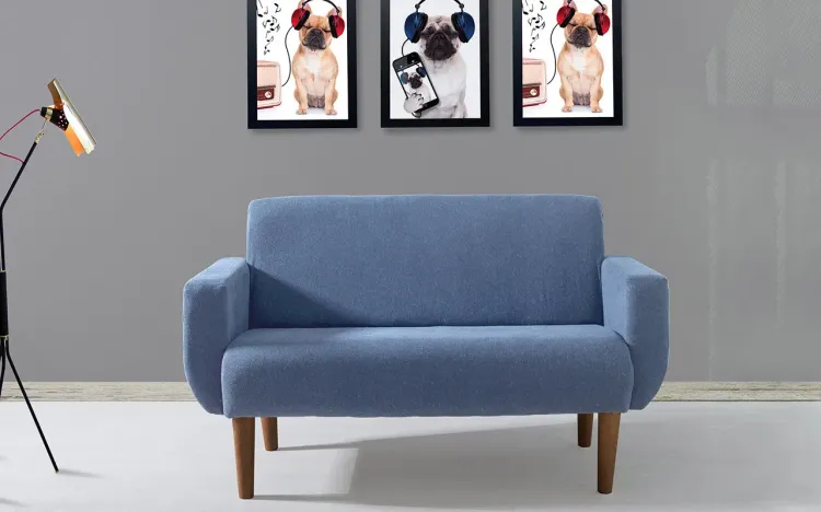 SOFÁ 2 LUGARES PEQUENO AZUL CLARO LIRIO 140X76X83CM - VERNIZ CAPUCCINO