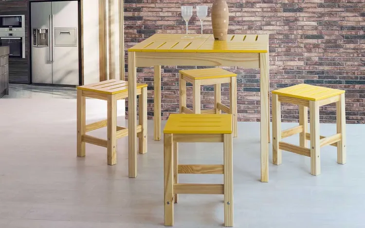 CONJUNTO BISTRÔ GOURMET BAIXO DE MADEIRA MACIÇA TAEDA NATURAL COM TAMPO COLORIDO OLGA VERNIZ NATURAL E AMARELO 80X80X75CM