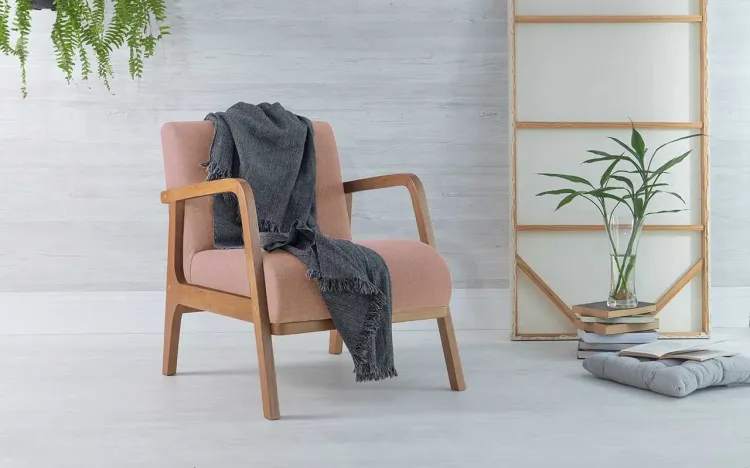 POLTRONA CONFORTÁVEL COM BRAÇOS ALFAZEMA VERNIZ AMENDOA TEC.169B ROSA 60,3X73X77 CM