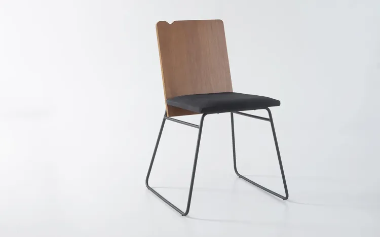 CADEIRA DE METAL ESTOFADA BEND 03 VERNIZ AMÊNDOA E TEC. 004 ALGODÃO PRETO 51X51X81 CM