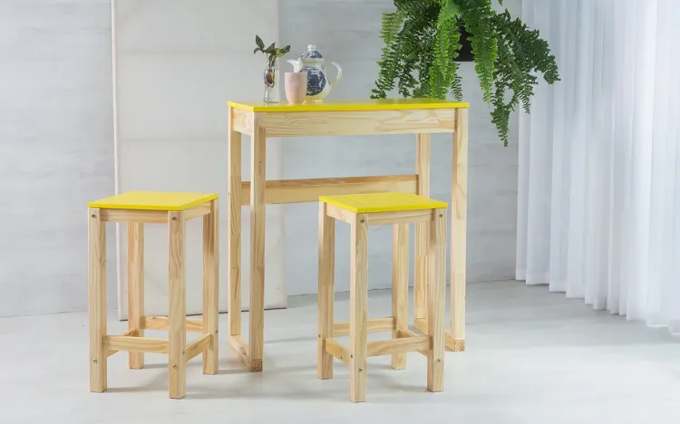 CONJUNTO BISTRÔ ALTO DE MADEIRA TAEDA COM TAMPO MDF MACIÇO OLGA VERNIZ NATURAL E AMARELO 80CM