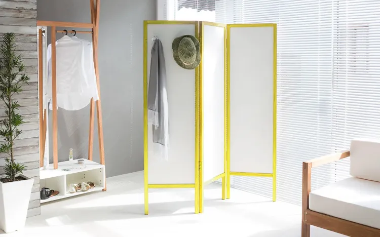 BIOMBO EM MDF E MADEIRA CABIDEIRO DIVISOR DE AMBIENTES AMMY BRANCO COM AMARELO 138x165 CM