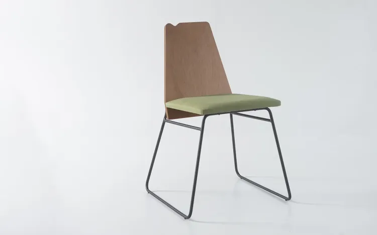 CADEIRA DE METAL PARA SALA DE JANTAR ESTOFADA BEND 01 VERNIZ AMÊNDOA E TEC. 121 VERDE MUSGO 51X51X81 CM