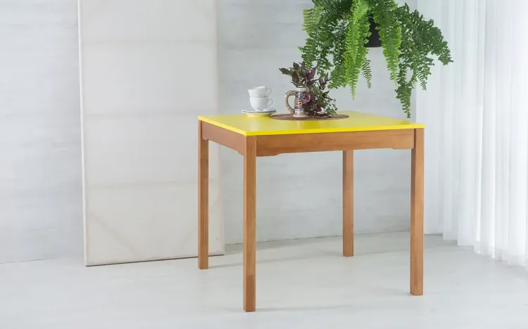 MESA DE JANTAR COM TAMPO MDF MACIÇO OLGA VERNIZ CAPUCCINO E AMARELO 80X80X75CM