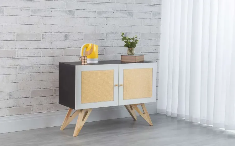 ARMÁRIO BUFFET PARA SALA COM PALHINHA 2 PORTAS FREDDIE PRETO COM BRANCO E TAEDA 90x35x64,7 CM