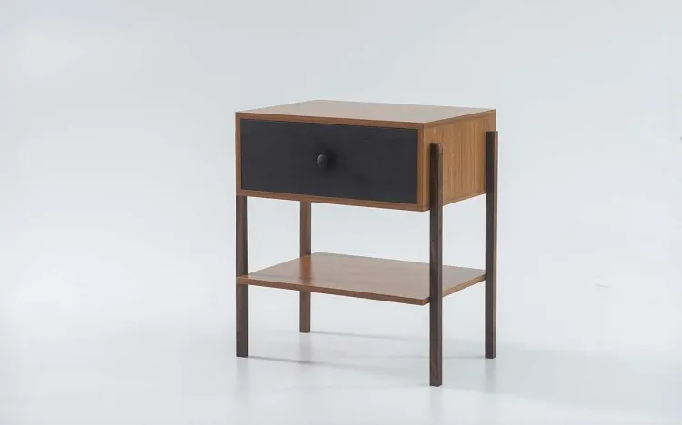 MESA DE CABECEIRA ALTA NASH FREIJÓ COM PRETO E PÉS IMBUIA 54X37X60 CM