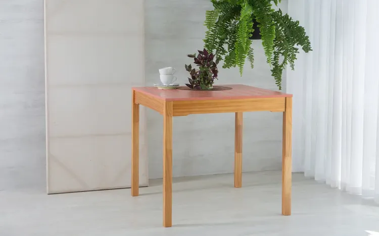MESA PARA COZINHA DE MADEIRA MACIÇA TAEDA COM TAMPO COLORIDO OLGA VERNIZ NÓZES E ROSA CORAL 80X80X75CM
