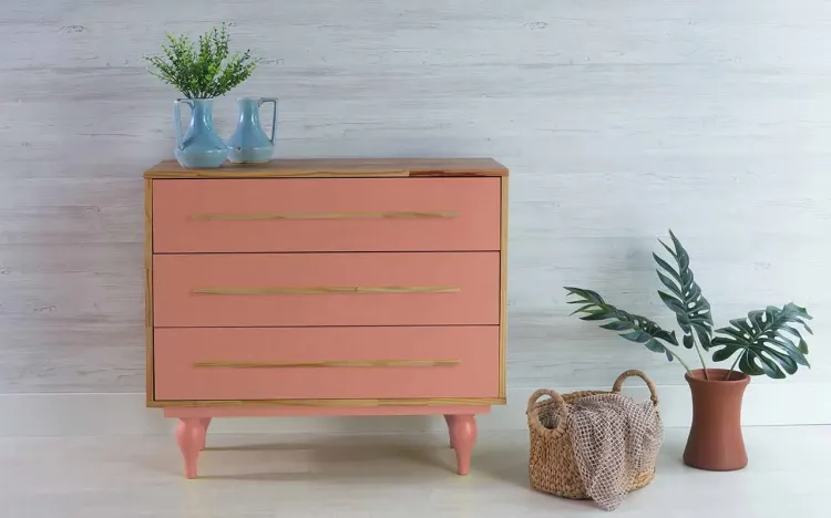 CÔMODA PEQUENA 3 GAVETAS DE MADEIRA MACIÇA RETRÔ SIDERAL NÓZES E ROSA CORAL 90X40X79,5CM