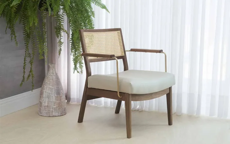POLTRONA DE COURO SINTÉTICO BEGE PARA SALA LAVANDA AÇO DOURADO VERNIZ CAPUCCINO TEC.1203 PÉROLA 63,5X64X78 CM