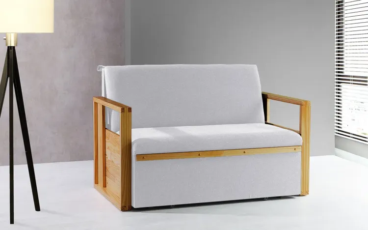 SOFÁ CAMA PEQUENO CASAL DE MADEIRA AKROPI - BICAMA DE MADEIRA VERNIZ MEL TECIDO CINZA CLARO - 128X90X85CM