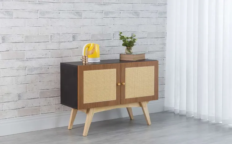 BALCÃO BUFFET 2 PORTAS DE RATTAN PARA SALA DE JANTAR DOLORES PRETO COM FREIJÓ E TAEDA 90x35x64,7 CM