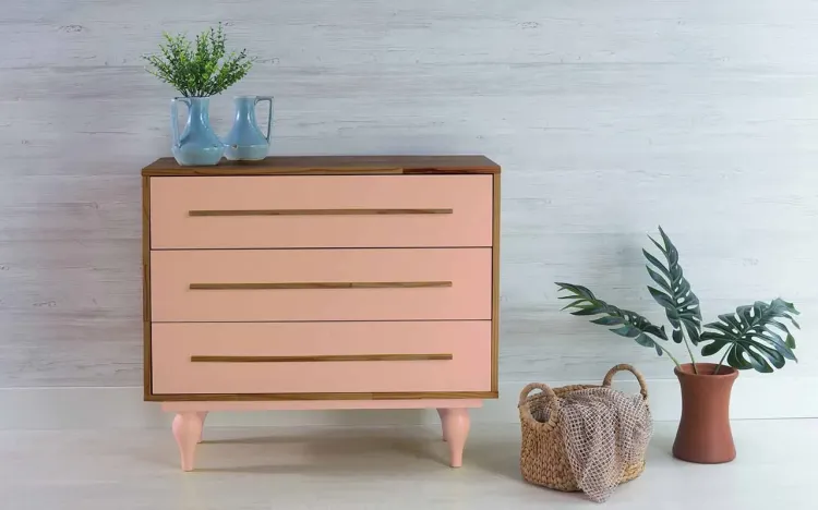 CÔMODA DE BEBÊ DE MADEIRA MACIÇA RETRÔ 3 GAVETAS SIDERAL CAPUCCINO E ROSA BEBÊ 90X40X79,5CM