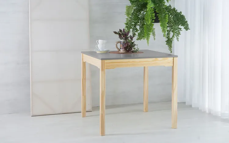 MESA DE JANTAR COM TAMPO MDF MACIÇO OLGA VERNIZ NATURAL E CINZA CONCRETO 80X80X75CM