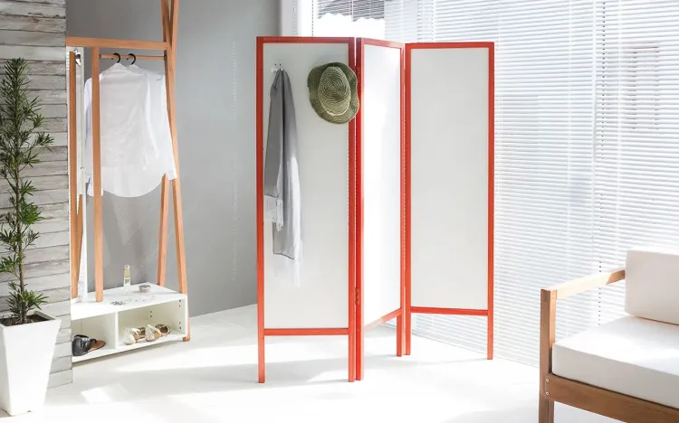 BIOMBO EM MDF E MADEIRA CABIDEIRO DIVISOR DE AMBIENTES AMMY BRANCO COM VERMELHO 138x165 CM