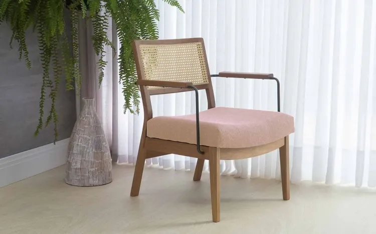 POLTRONA COM BRAÇO DE METAL LAVANDA AÇO PRETO VERNIZ AMENDOA TEC.169 ROSA 63,5X64X78 CM