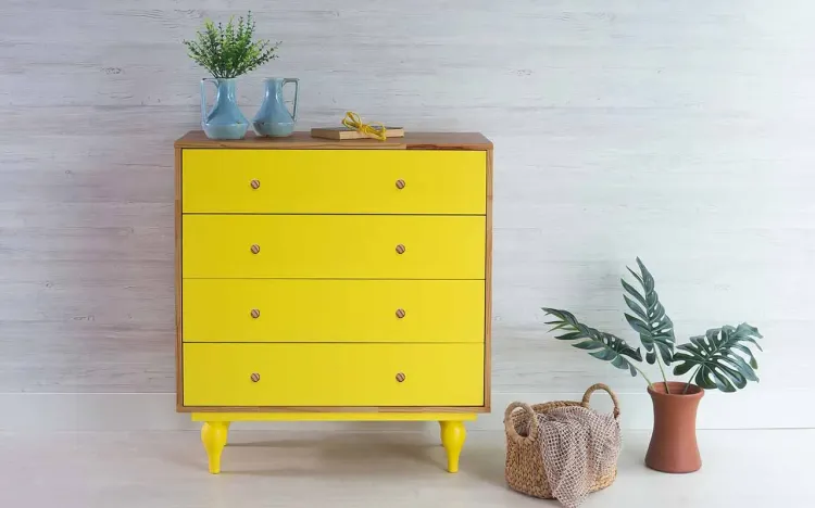 CÔMODA AMARELA DE MADEIRA MACIÇA RETRÔ 4 GAVETAS SIDERAL PUXADOR BOLINHA NÓZES E AMARELO 90X40X98CM