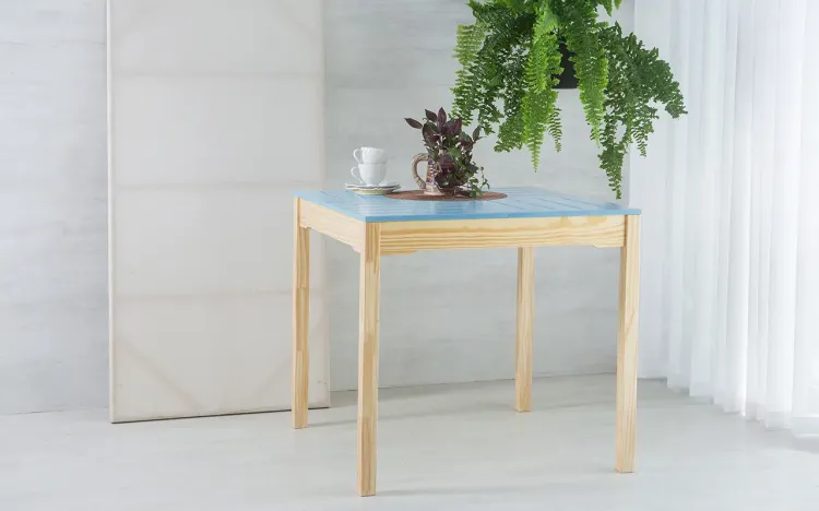 MESA DE JANTAR DE MADEIRA MACIÇA TAEDA COM TAMPO COLORIDO OLGA VERNIZ NATURAL E AZUL BEBÊ 80X80X75CM
