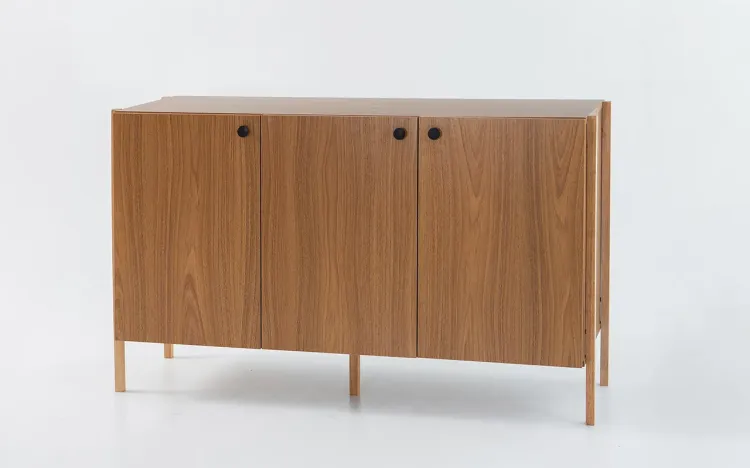 BUFFET PARA SALA 3 PORTAS NASH MDF FREIJÓ E PÉS DE MADEIRA TAUARI 124X41,5X75 CM