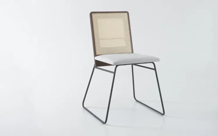 CADEIRA ESTOFADA DE METAL COM PALHINHA BEND 04 VERNIZ CAPUCCINO E TEC. 915 ALGODÃO CINZA CLARO 51X51X81 CM