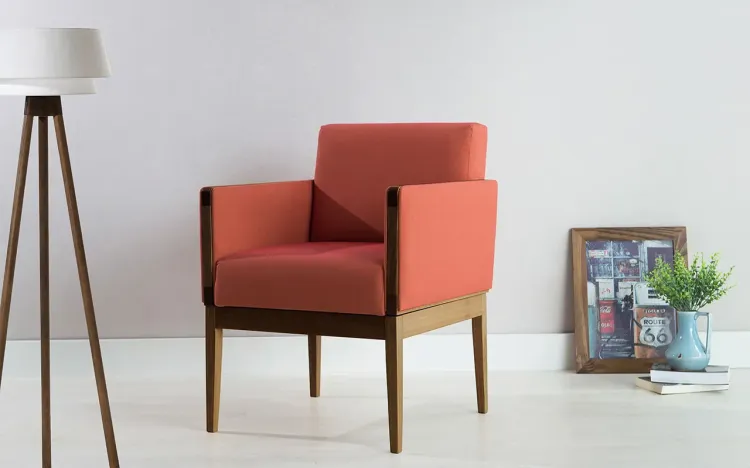 POLTRONA MODERNA DE MADEIRA COM PÉS PALITO ESTOFADA E COM BRAÇOS SALMÃO - VERNIZ CAPUCCINO \ TEC.918 - MARISCAL - 62X64X83 CM