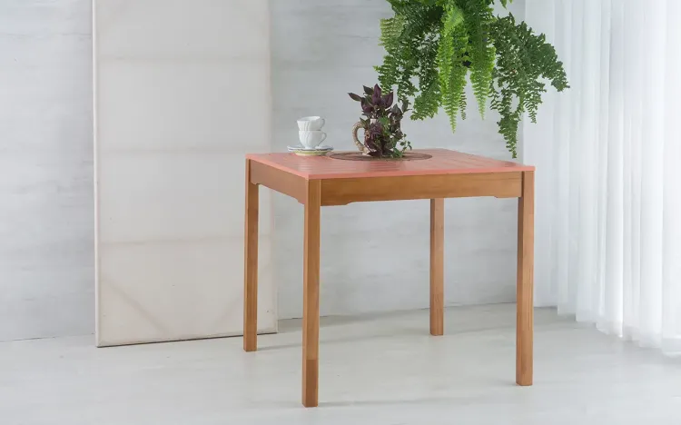 MESA PARA SALA DE JANTAR MACIÇA TAEDA COM TAMPO COLORIDO OLGA VERNIZ CAPUCCINO E ROSA CORAL 80X80X75CM