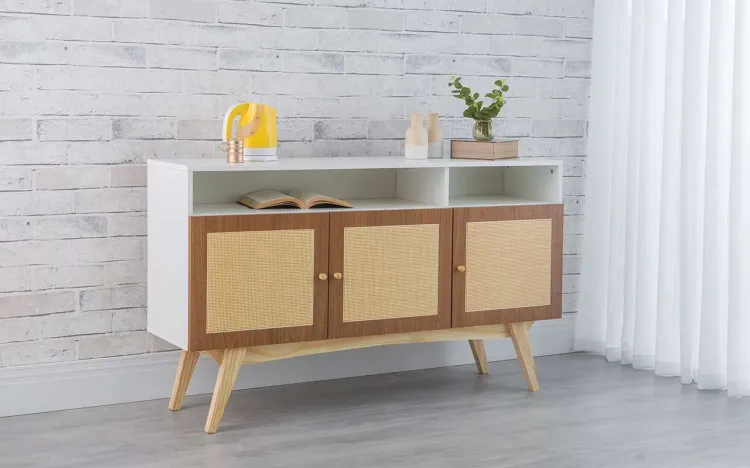 BALCÃO BUFFET PARA SALA DE JANTAR 3 PORTAS DE RATTAN COM NICHO DOLORES BRANCO COM FREIJÓ E TAEDA 135x35x79 CM