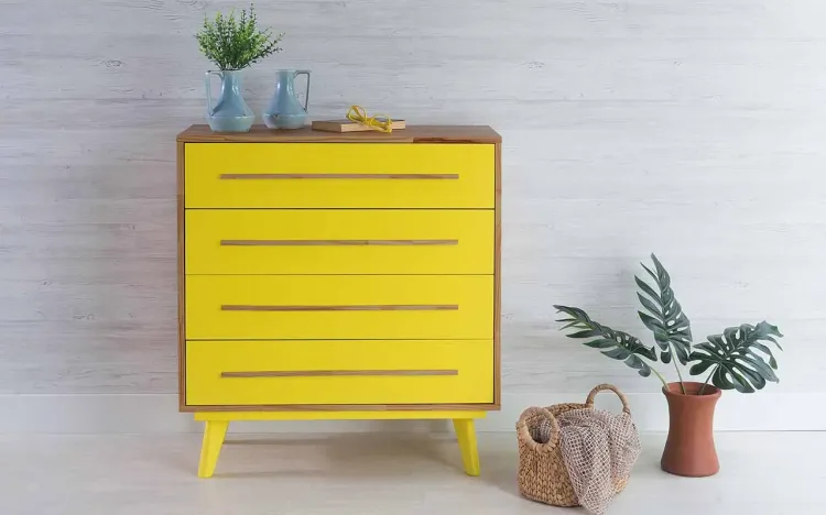 CÔMODA DE MADEIRA MACIÇA 4 GAVETAS CELESTE NÓZES E AMARELO 90X40X98CM