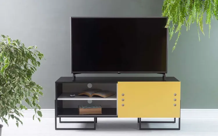 RACK PARA TV COMPACTO PRETO ESTILO INDUSTRIAL PORTA DE CORRER AMARELA PÉS DE METAL CROSBY 123X43,6X48,5 CM