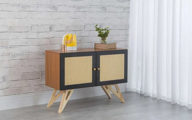 ARMÁRIO BUFFET 2 PORTAS PARA SALA DE JANTAR COM RATTAN FREDDIE FREIJÓ COM PRETO E TAEDA 90x35x64,7 CM