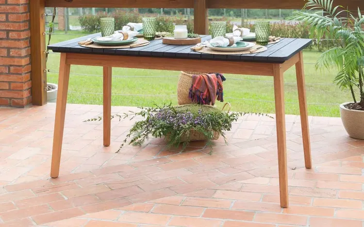 MESA PARA VARANDA GOURMET DE MADEIRA HOLZ 134X70X76 CM BASE CASTANHEIRA E TAMPO PRETO